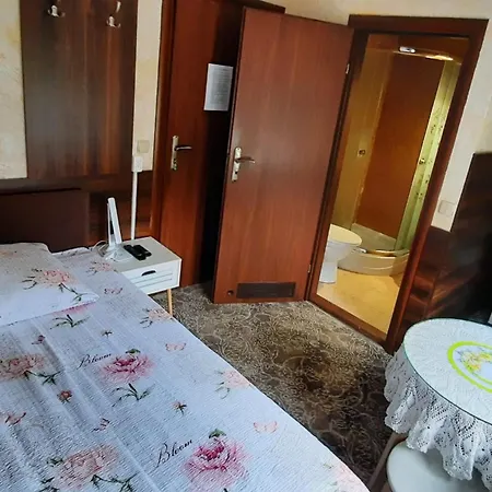 Noclegi Hostal *